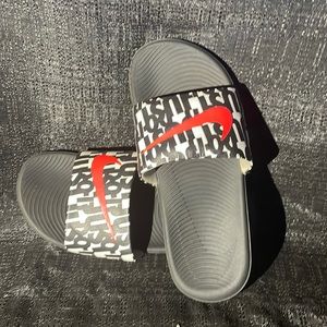 Nike youth slides size 4 in black